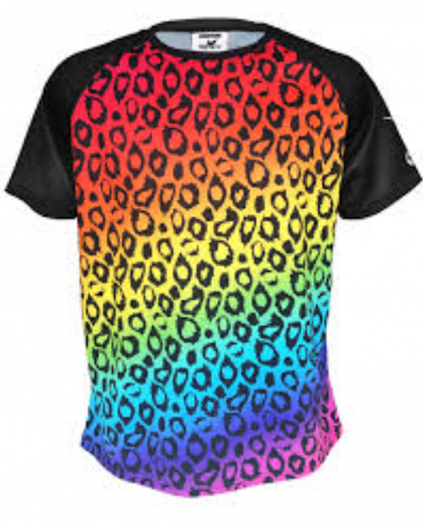 Kombinasi cetak leopard dengan warna-warna cerah